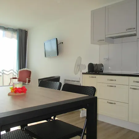 Appartement En Bord De Avec Piscine